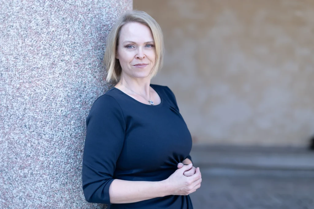Alette Brorstad lutar sig mot en vägg och tänker.