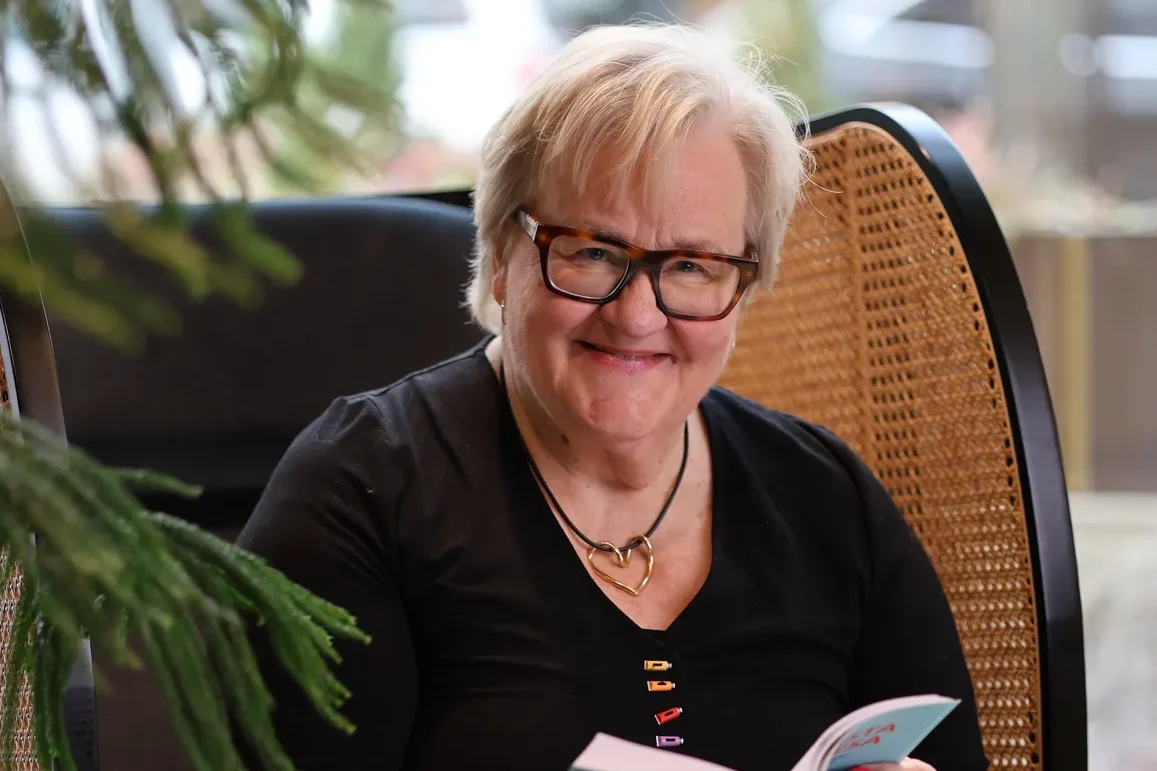 En person läser på om hur fetma bildas.