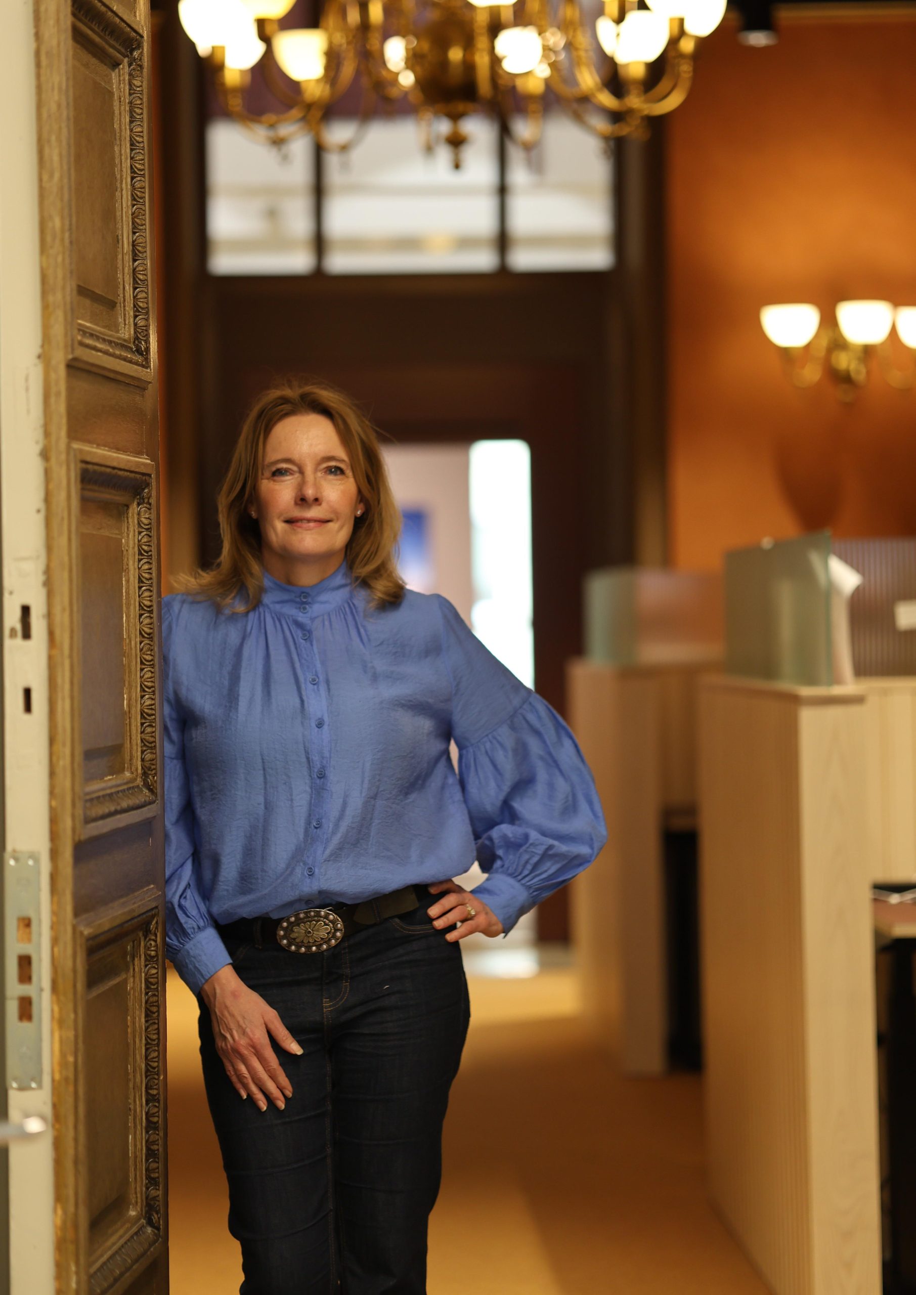 Anna i blå blus står i en dörröppning efter att ha nått sin målvikt