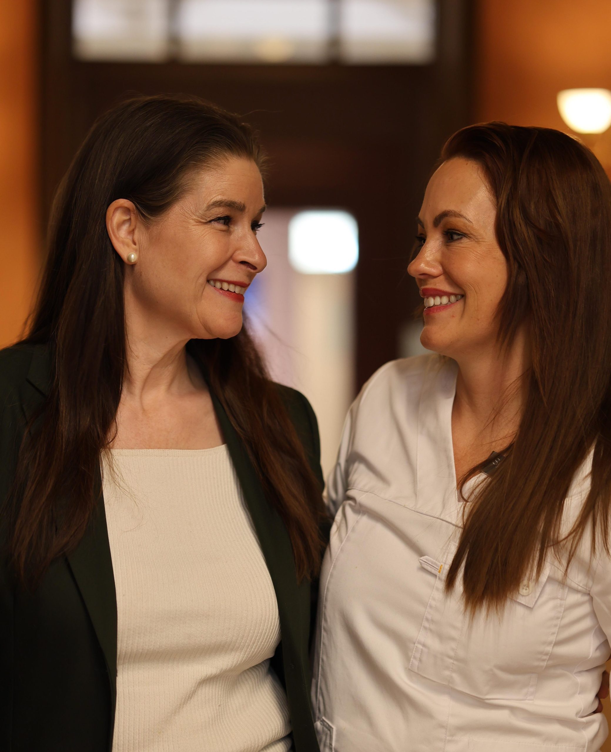Hanna och Caroline ler mot varandra efter att ha nått sin målvikt