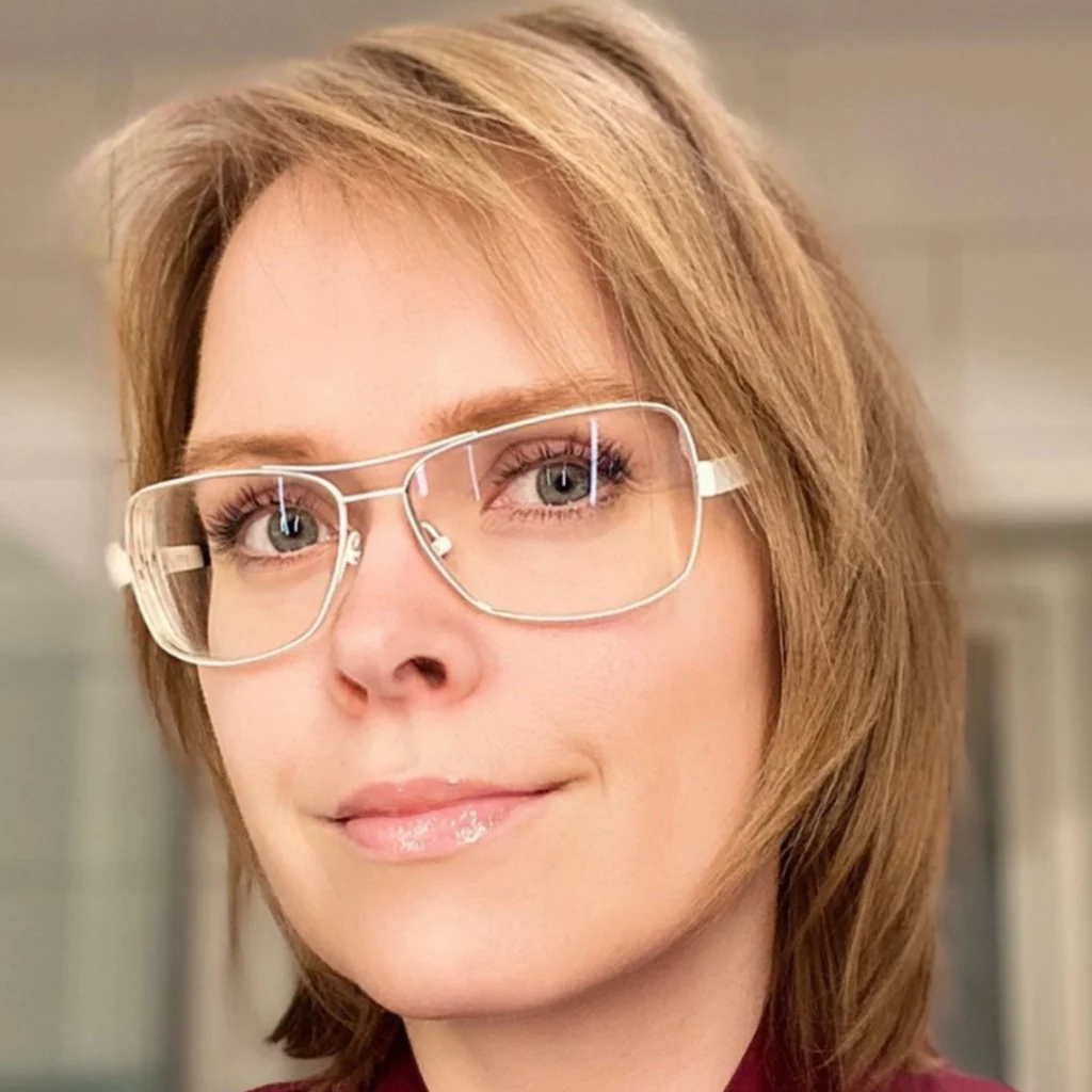Alette efter en viktnedgång med glasögon på